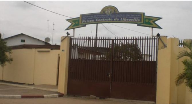 C'est derrière ce portail que les deux hommes attendront leur jugement.