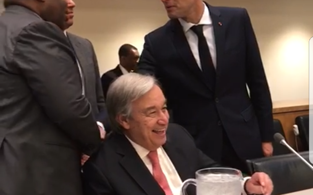 Ali Bongo salue accidentellement Emmanuel Macron